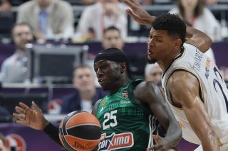Kendrick Nunn (à gauche) et le Pana ont dominé le Real en finale de l'Euroleague KEYSTONE/EPA/RONALD WITTEK